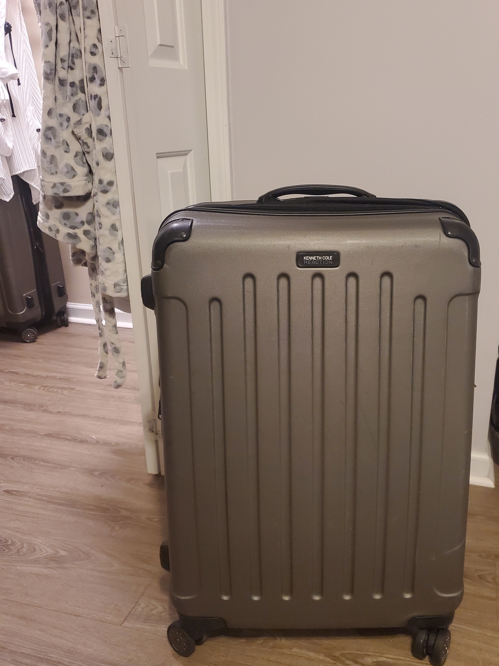 Kenneth Cole Reaction Expandable Hard-Shell Spinner Luggage — Metallic Gray
